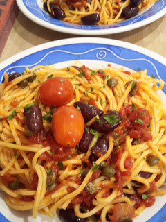 Una foto de Spaghetti con aceitunas de Kalamata, alcaparras y cherry