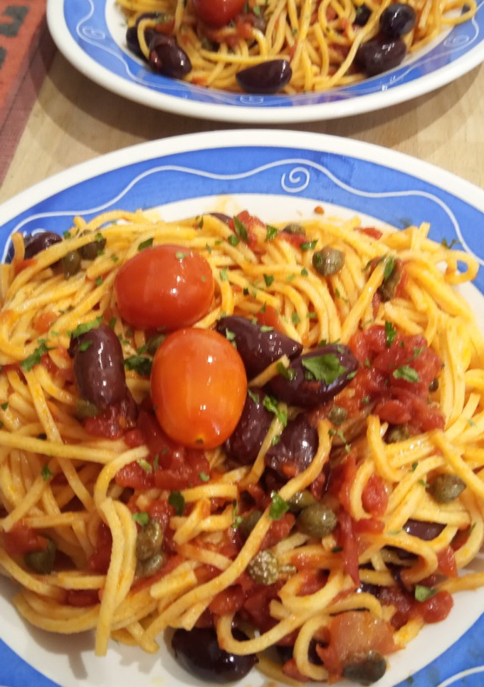 Una foto de Spaghetti con aceitunas de Kalamata, alcaparras y cherry
