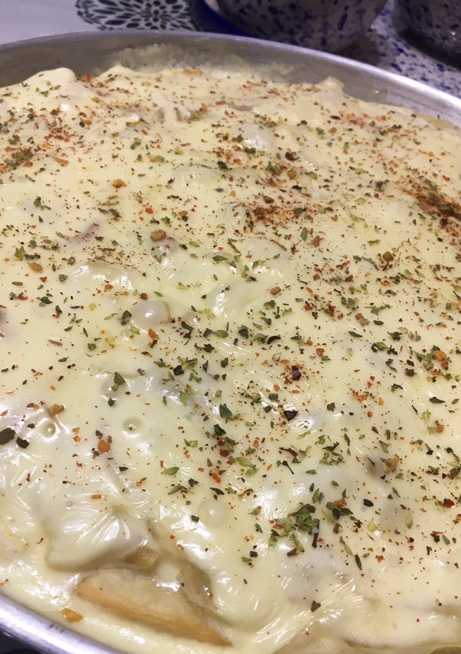 Una foto de MUZZARELLA😋😋MUCHA MUZZARELLA🤩🤩 EN UNA PIZZA FUGAZA CON MUZZARELLA 😋🍕🤩🍕