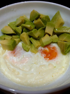 Una foto de Huevos al micro con aguacate 🍳🥑🥰