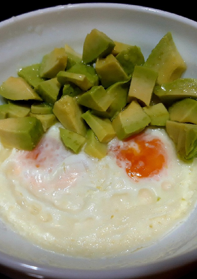Una foto de Huevos al micro con aguacate 🍳🥑🥰