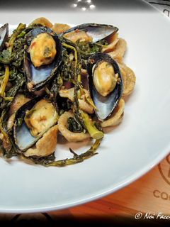 Foto di Orecchiette integrali fatte in casa con cima di rapa, n’duja e cozze