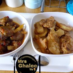 A picture of Cow tail with fried yam.