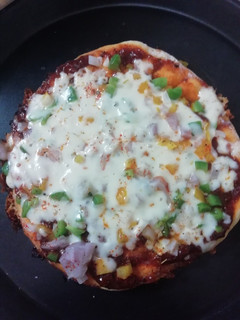 थिन क्रस्ट पैन पिज़्ज़ा (Thin crust pan pizza recipe in Hindi) रेसिपी मुख्य फोटो