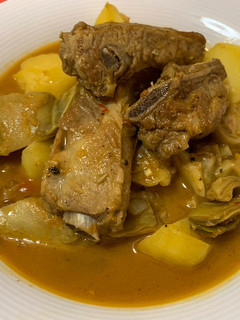 Una foto de Patatas con costillas y alcachofas