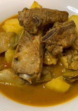 Una foto de Patatas con costillas y alcachofas