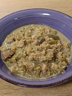 Una foto de Arroz de coliflor con champiñones, judías verdes y salmón en salsa Camembert