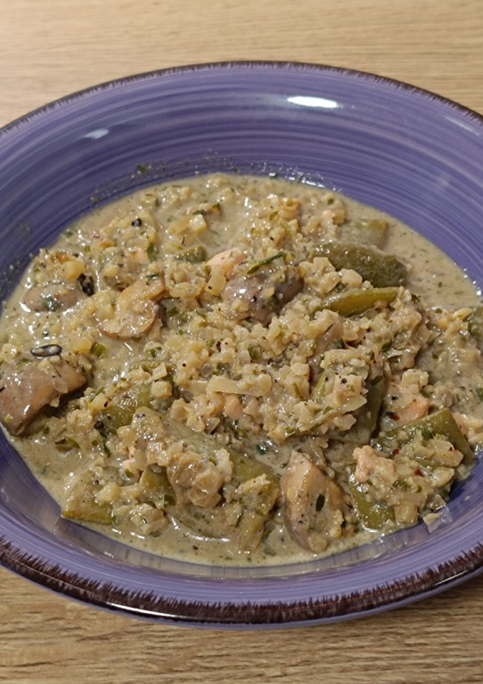 Una foto de Arroz de coliflor con champiñones, judías verdes y salmón en salsa Camembert