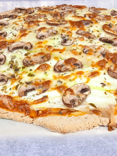 Una foto de Pizza de calabacín y champiñones (con masa rápida de avena)