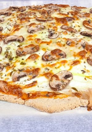 Una foto de Pizza de calabacín y champiñones (con masa rápida de avena)