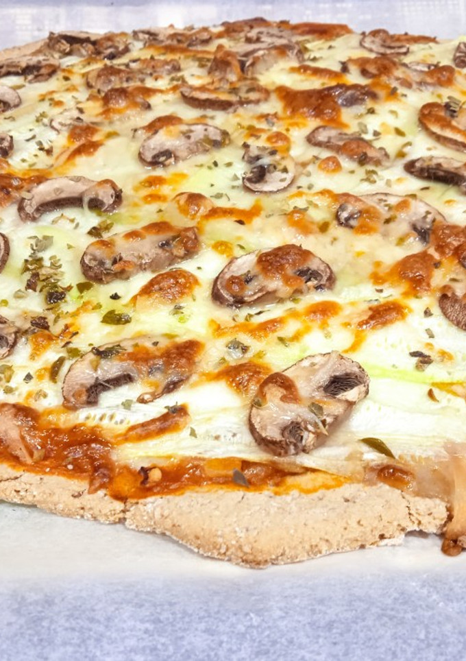 Una foto de Pizza de calabacín y champiñones (con masa rápida de avena)