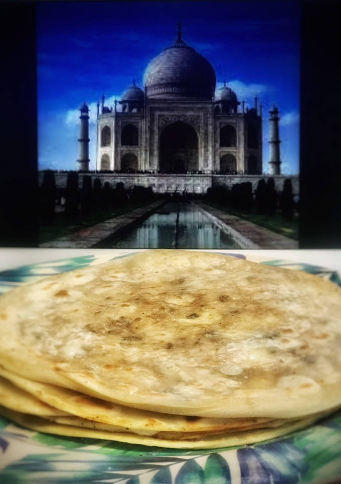 Una foto de Aloo Paratha —Pan indio relleno—