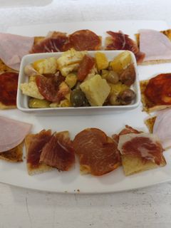 Una foto de Cuadraditos de pan de molde con ensaladas individuales