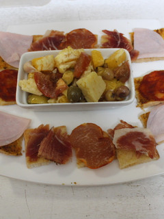 Una foto de Cuadraditos de pan de molde con ensaladas individuales