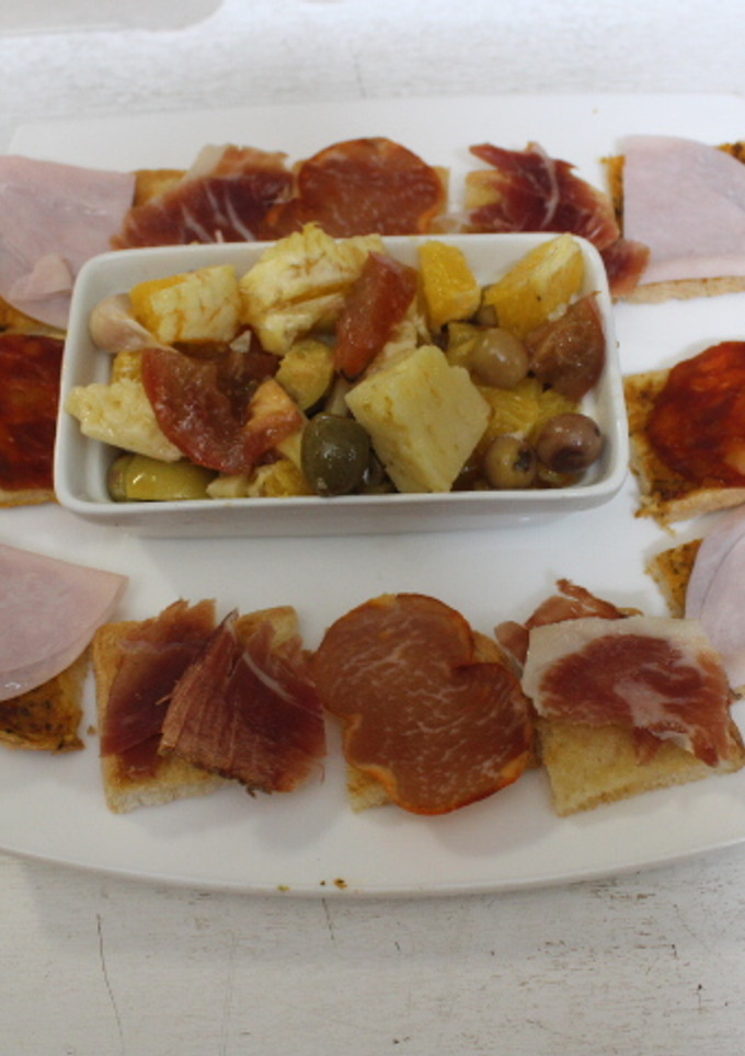 Una foto de Cuadraditos de pan de molde con ensaladas individuales
