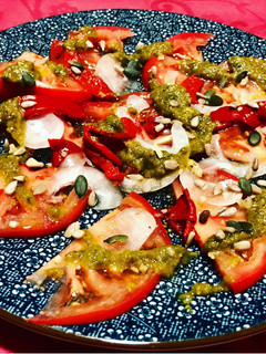 Una foto de Ensalada de tomate, pesto a mi manera y pipas