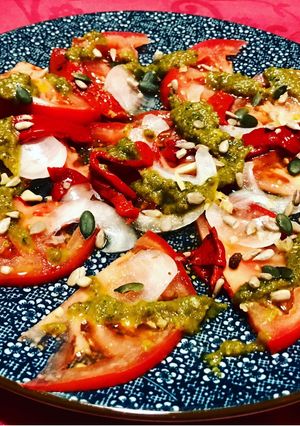 Foto principal de Ensalada de tomate, pesto a mi manera y pipas