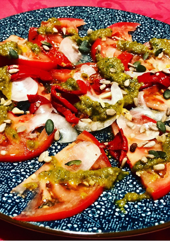 Una foto de Ensalada de tomate, pesto a mi manera y pipas