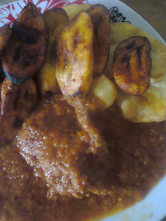 A picture of Onion stew with Fried plantain/yam.