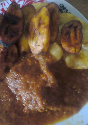 A picture of Onion stew with Fried plantain/yam.