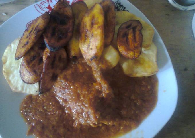 Onion stew with Fried plantain/yam