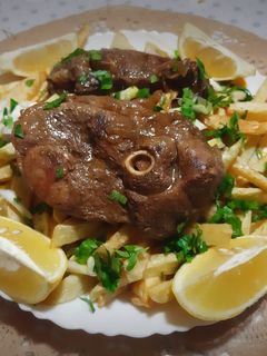 Une photo de Tajine d'agneau aux frites sauce blanche 🍴