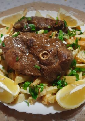 Une photo de Tajine d'agneau aux frites sauce blanche 🍴