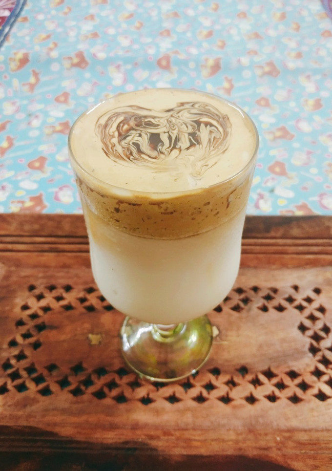 डालगोना कॉफ़ी (Dalgona coffee recipe in hindi) रेसिपी मुख्य फोटो