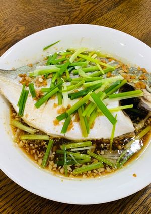 Hình của món Cá chim trắng hấp tương.