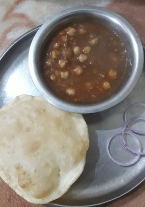 A picture of Chhole bhature.