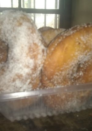 Una foto de Aros de azúcar (Rosquitas)🍩😋