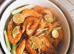 Hình của món Tôm hấp bia xả.