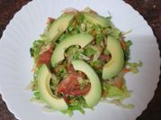 Una foto de ensalada de aguacate con lechuga