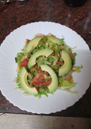Una foto de Ensalada sencilla con aguacate