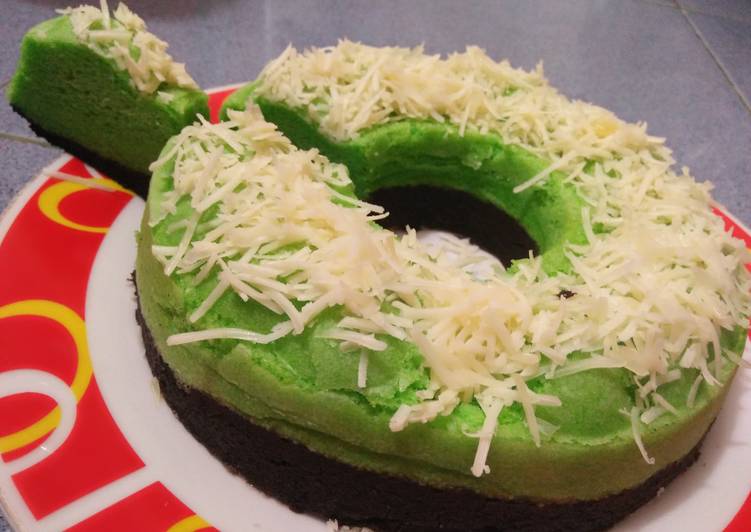 Cara Gampang Membuat Brownis Kukus Pandan Lapis Oreo yang Enak Banget