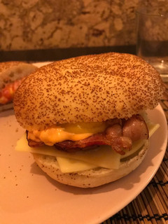 Una foto de Hamburguesa de bacon, pepinillos y parmesano 🍔