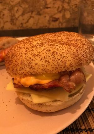 Foto principal de Hamburguesa de bacon, pepinillos y parmesano 🍔