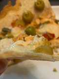 Pizza fit rápida, fina y crujiente, con base de yogur