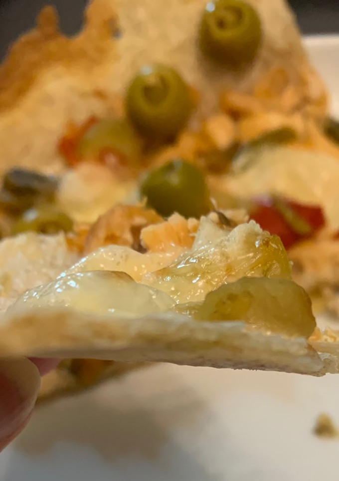 Una foto de Pizza fit rápida, fina y crujiente, con base de yogur