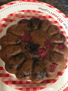 Una foto de Bizcochito de choco con frutos rojos saludable