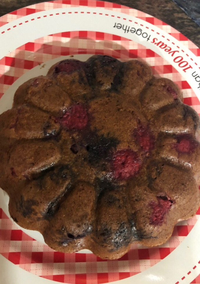 Una foto de Bizcochito de choco con frutos rojos saludable