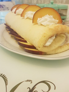 A picture of Rie's fruit roll cake.