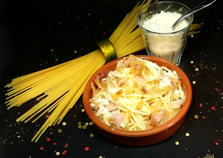 Espaguetis con salteado de jamón y cebolla