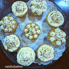 A picture of Snowflake Cupcakes.