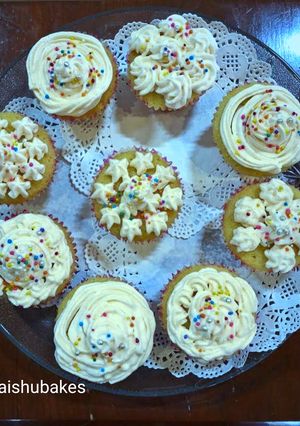 A picture of Snowflake Cupcakes.