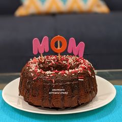 A picture of Oreo Biscuit Cake with Nutella frosting.