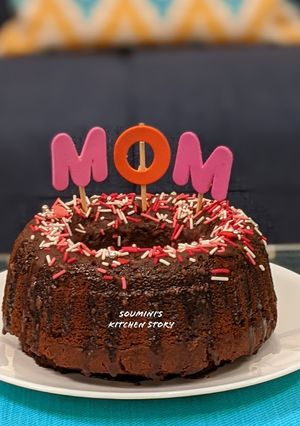 A picture of Oreo Biscuit Cake with Nutella frosting.