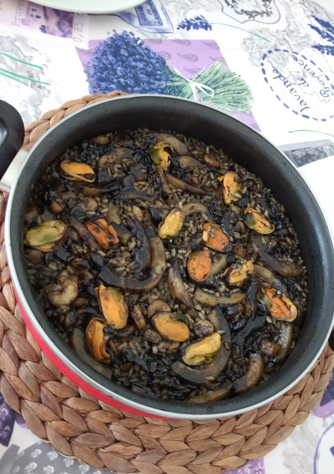 Una foto de Arroz negro con calamares