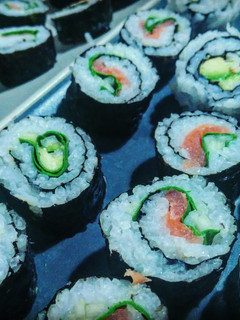 Una foto de Sushi variados