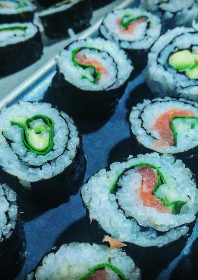 Una foto de Sushi variados